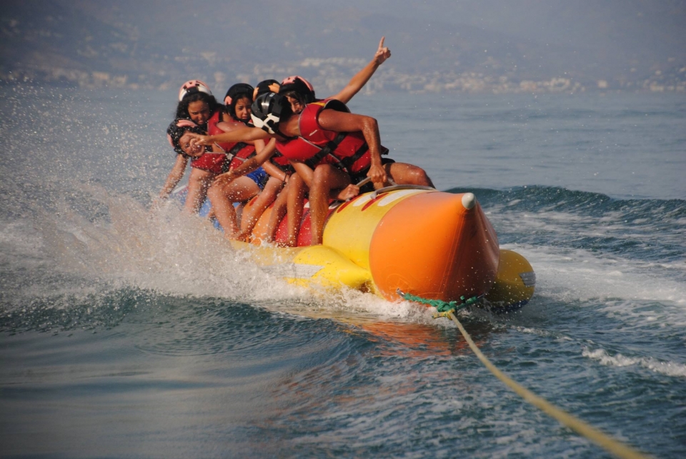 Grupo en banana acuática en Benidorm