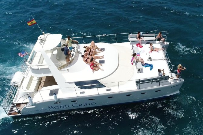 Grupo en cubierta con la Isla de Benidorm al fondo