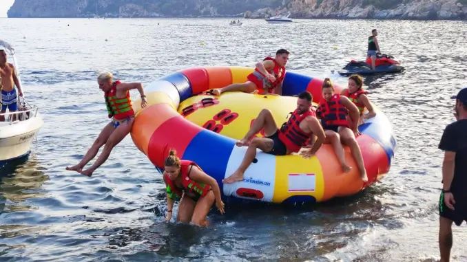 Grupo en donut twister en Benidorm