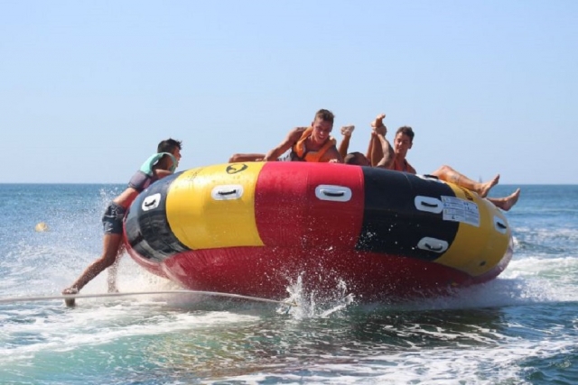 Donut twister girando sobre el agua