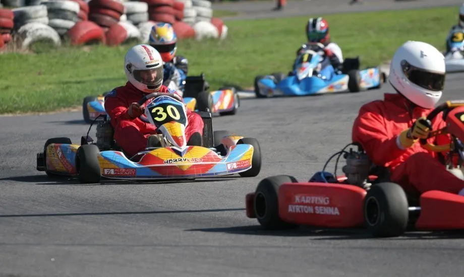 Grupo de despedida en pista de karting