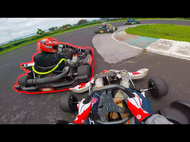 Novia con casco antes de subir al kart