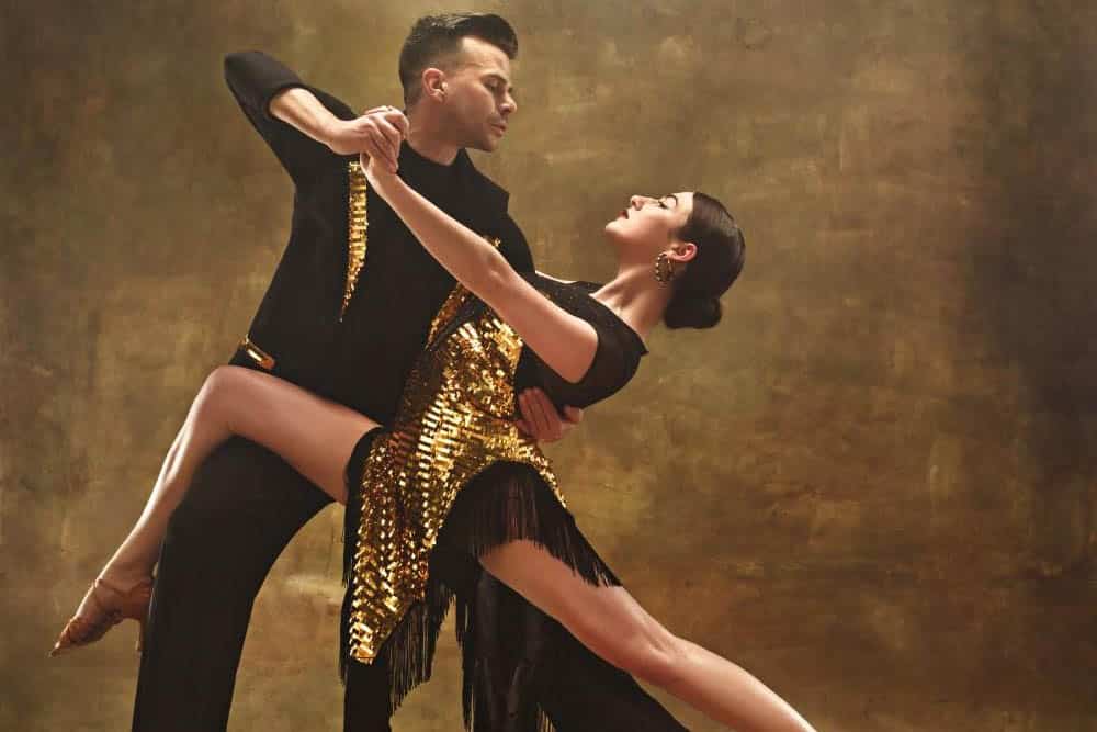 Grupo de despedida bailando burlesque