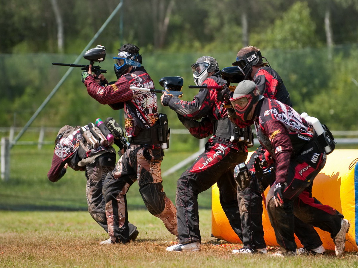 Grupo de despedida en campo de paintball