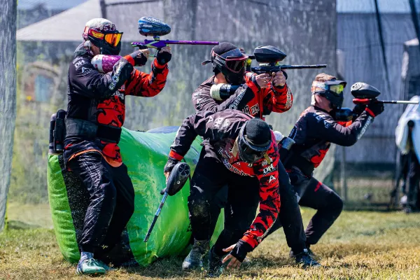 Acción en campo urbano de paintball