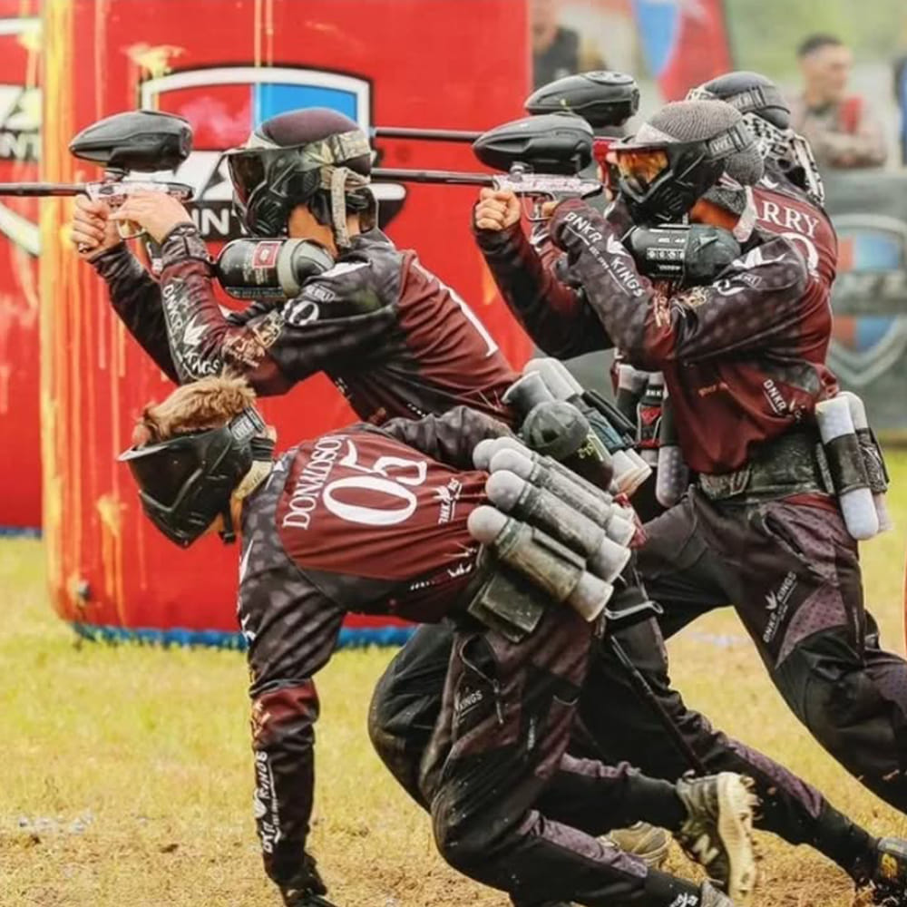 Grupo posando con el equipo de paintball