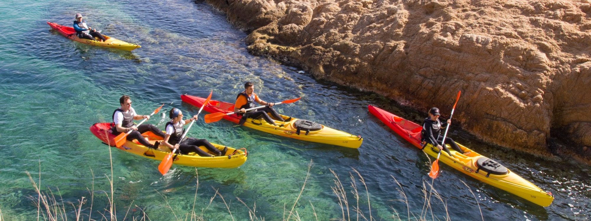 Grupo en kayak parando en cala