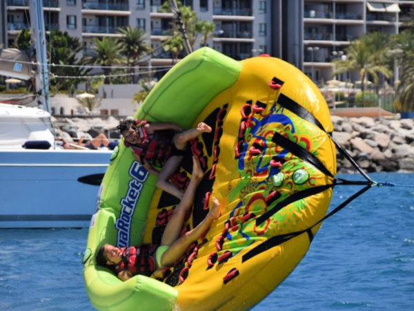 Lancha arrastrando hinchable en Benidorm
